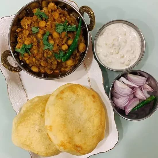 छोले भटूरे बूंदी रायता के साथ | Chole bhature with boondi raita