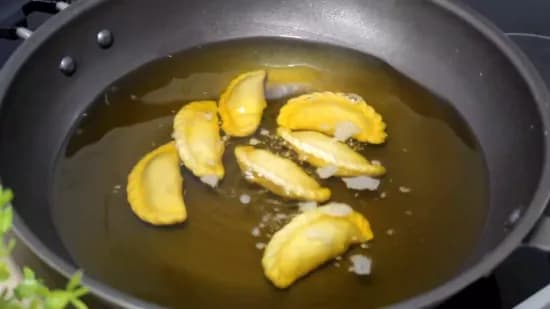 मावा गुजिया | Mawa Gujiya | Gujiya Indian Dessert | How to make Gujiya