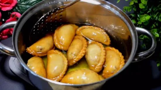 मावा गुजिया | Mawa Gujiya | Gujiya Indian Dessert | How to make Gujiya