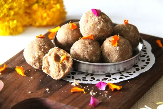 आटे के लड्डू | Aate ke Laddo | Indian Wheat Dessert