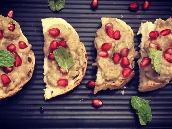 बैंगन अनार क्रॉस्टिनी | Eggplant Pomegranate Crostini | How to make eggplant Crostini