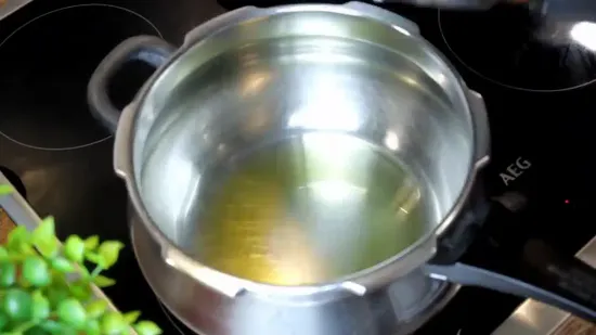बिहारी लिट्टी चोखा | Bihari Litti Chokha In Pressure Cooker