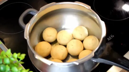 बिहारी लिट्टी चोखा | Bihari Litti Chokha In Pressure Cooker