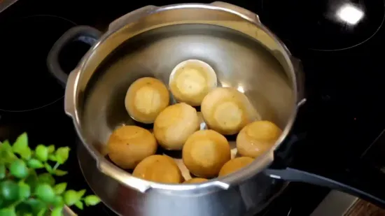 बिहारी लिट्टी चोखा | Bihari Litti Chokha In Pressure Cooker