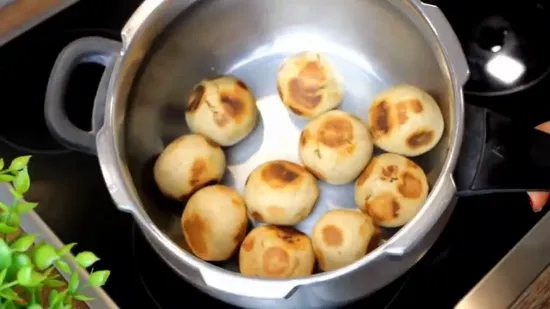 बिहारी लिट्टी चोखा | Bihari Litti Chokha In Pressure Cooker