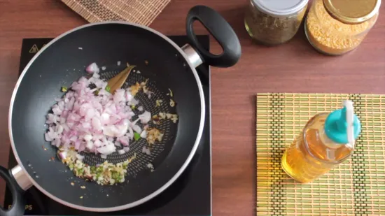 मूँग दाल तड़का और प्याज़ की रोटी | Moong Daal Tadka and Onion Roti Recipe