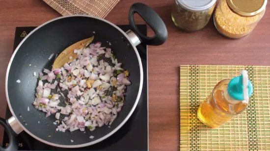 मूँग दाल तड़का और प्याज़ की रोटी | Moong Daal Tadka and Onion Roti Recipe