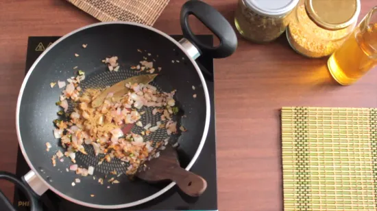 मूँग दाल तड़का और प्याज़ की रोटी | Moong Daal Tadka and Onion Roti Recipe