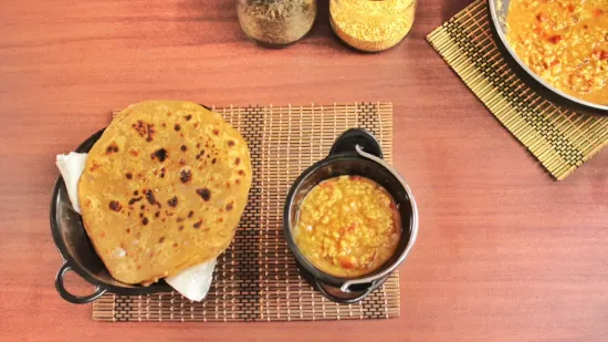 मूँग दाल तड़का और प्याज़ की रोटी | Moong Daal Tadka and Onion Roti Recipe