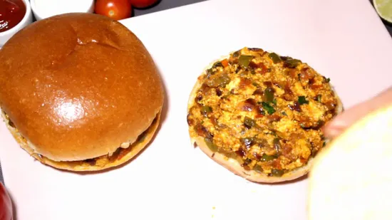 तवा पनीर बर्गर | Tawa Paneer Burger | Cottage Cheese Burger