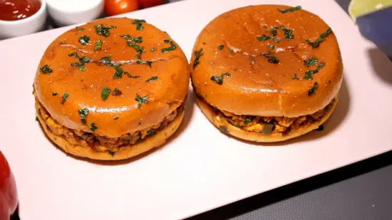 तवा पनीर बर्गर | Tawa Paneer Burger | Cottage Cheese Burger